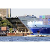 815_6950 Schiff in Fahrt vor dem Gebäude Dockland in Hamburg Altona. | 